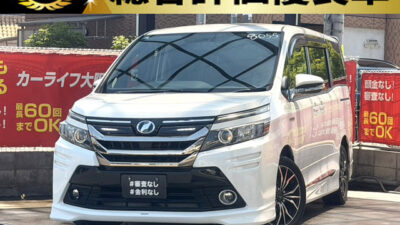 ヴォクシー HV V 【総合評価優良車】大画面😲社外10インチ車種専用設計ナビ搭載📺 2列目はキャプテンシート、サンシェード、Wエアコンと後席にも快適な車内環境を実現✨ 運転席優先モード付のナノイー搭載デュアルAUTOエアコンでハンドルキーパーにも優しい一台🚗 冬には嬉しいフロントシートヒーター付きなので運転席・助手席でも快適なお車です💺 🌜大阪店専用HPも要チェック❗carlifegroup.jp で検索🕵️♂️ Instagram・Twitter・TikTokも随時更新中❗❗🌛《1年保証付》