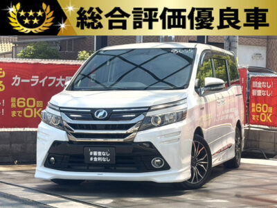 ヴォクシー　HV　V　【総合評価優良車】大画面😲社外10インチ車種専用設計ナビ搭載📺　2列目はキャプテンシート、サンシェード、Wエアコンと後席にも快適な車内環境を実現✨　運転席優先モード付のナノイー搭載デュアルAUTOエアコンでハンドルキーパーにも優しい一台🚗　冬には嬉しいフロントシートヒーター付きなので運転席・助手席でも快適なお車です💺　🌜大阪店専用HPも要チェック❗carlifegroup.jp で検索🕵️‍♂️　Instagram・Twitter・TikTokも随時更新中❗❗🌛《1年保証付》
