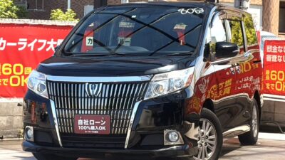 エスクァイア Gi 大迫力の純正10インチナビ💣️ 映像もバックカメラも大きな画面でご覧いただけます📷️ もしもの時でも安心のドライブレコーダー付き🎥 2列目シートはキャプテンシートでゆとりを持ってお掛けいただけます💺 両側パワースライドドア&ウォークスルーでお子様の乗り降りも安心🚪 大阪店人気絶頂のトヨタ80系ミニバンとなります❗️ 🌜大阪店専用HPも要チェック❗carlifegroup.jp で検索🕵️♂️ Instagram・Twitter・TikTokも随時更新中❗❗🌛《1年保証付》
