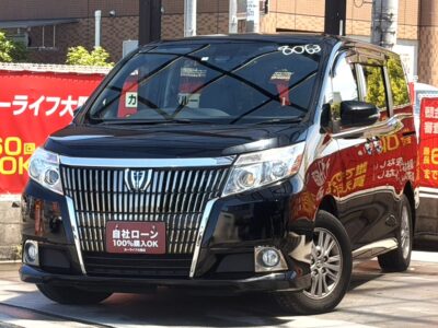 エスクァイア　Gi　大迫力の純正10インチナビ💣️　映像もバックカメラも大きな画面でご覧いただけます📷️　もしもの時でも安心のドライブレコーダー付き🎥　2列目シートはキャプテンシートでゆとりを持ってお掛けいただけます💺　両側パワースライドドア＆ウォークスルーでお子様の乗り降りも安心🚪　大阪店人気絶頂のトヨタ80系ミニバンとなります❗️　🌜大阪店専用HPも要チェック❗carlifegroup.jp で検索🕵️‍♂️　Instagram・Twitter・TikTokも随時更新中❗❗🌛《1年保証付》　　　