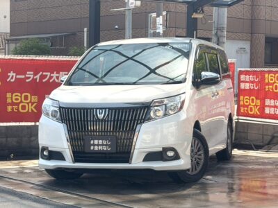 エスクァイア　Gi　ブラックテーラード　～特別仕様グレード～　Giをベースに内外装の装飾を黒を基調に変更され、黒皮調シートなど統一されたこだわりの車内空間✨✨　フリップダウンモニター、Wエアコン、キャプテンシートと後席も快適空間を実現されました😲　夜間走行時に助かるAUTOハイビームも搭載されております👍　🌜大阪店専用HPも要チェック❗carlifegroup.jp で検索🕵️‍♂️　Instagram・Twitter・TikTokも随時更新中❗❗🌛《1年保証付》