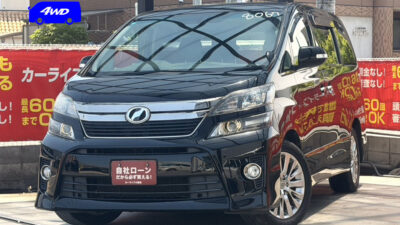 ヴェルファイア　3.5Z　ゴールデンアイズ　4WD　～特別仕様グレード～　3.5Lエンジン×4WDの余裕、ヴェルファイア「ゴールデンアイズ」。雪道も上り坂もグイグイ進む力強さが魅力です。天井のフリップダウンモニターで後ろの席まで映像を楽しめ、長距離もあっという間🎵両側パワースライドドアで乗り降りもスムーズ。黒ボディの艶やかさと座り心地の良いハーフレザーシートで、移動そのものが特別な時間に変わります。仲間との遠出も存分に楽しめる一台です💎　🌜大阪店専用HPも要チェック❗carlifegroup.jp で検索🕵️‍♂️　Instagram・Twitter・TikTokも随時更新中❗❗🌛《1年保証付》