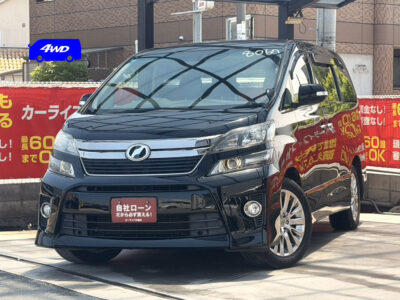 ヴェルファイア　3.5Z　ゴールデンアイズ　4WD　～特別仕様グレード～　贅沢装備を更に煌びやかな装飾やこだわりぬいたカラーが使用されたこだわり車両✨✨　４ＷＤで悪路にも負けない走行が可能な１台🚗　ディーラーオプションの純正８インチナビでBlu-rayディスクも視聴可能です💿　🌜大阪店専用HPも要チェック❗carlifegroup.jp で検索🕵️‍♂️　Instagram・Twitter・TikTokも随時更新中❗❗🌛《1年保証付》