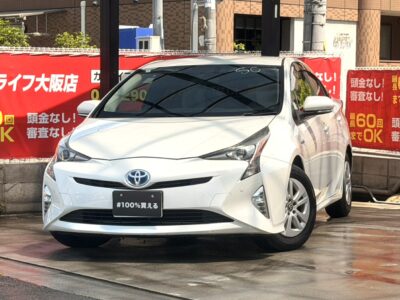 プリウス　S　お財布に優しい燃費最強車両👛✨　白色の内装で高級感があって人気の車両🚗💫　街乗りから遠出までこの車両一台で解決しちゃいますっ📌✨　障害物センサーで運転が苦手な方でも安心✨️　純正ナビでBluetoothオーディオ視聴可能です🎵　🌜大阪店専用HPも要チェック❗carlifegroup.jp で検索🕵️‍♂️　Instagram・Twitter・TikTokも随時更新中❗❗🌛《1年保証付》