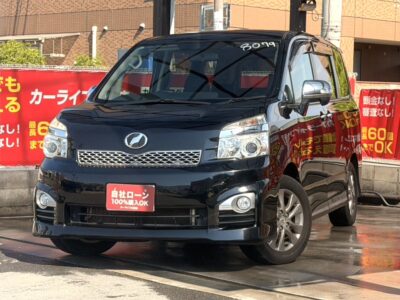 ヴォクシ　ZS　煌　Z　～8人乗りタイプ～　ZSグレードは重厚感のある外装でインパクト抜群✨　いたるところにメッキが施されたクールなデザインの『キラメキ』グレード🫧✌️　好きな音楽聞きながらドライブを楽しめるBluetooth接続可能📌💫　両側パワースライドドアで乗り降りラクラク🚪　高級感のあるハーフレザーシート💺　🌜大阪店専用HPも要チェック❗carlifegroup.jp で検索🕵️‍♂️　Instagram・Twitter・TikTokも随時更新中❗❗🌛《1年保証付》