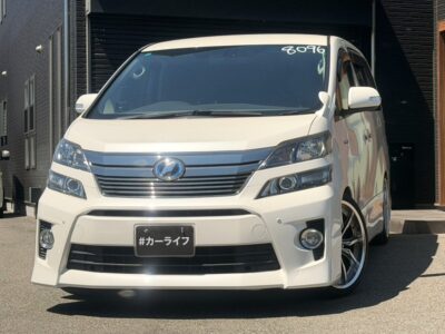 ヴェルファイア　ハイブリッド　ZR　4WD　オットマンシート搭載だから遠出するにも疲れないから快適✌️✨　パワーシートで調節も楽々🫧💫　高速道路の運転もラクチンクルーズコントロール搭載🚗✨　室内広々空間で快適に過ごせますっ🙆‍♀️💫　🌜大阪店専用HPも要チェック❗carlifegroup.jp で検索🕵️‍♂️　Instagram・Twitter・TikTokも随時更新中❗❗🌛《1年保証付》