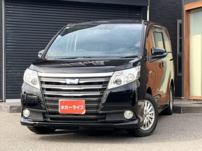 ノア　HV　G　3列シートで大家族のお出かけも快適です🚗✨　両側スライドドアでお子様の乗り降りも楽々👍　スマートキーで荷物が多い時もスッと乗車💫　ETC・ナビ付きで遠出のドライブもスムーズです🎵　ハイブリッドで燃費も嬉しいポイント💎🌜大阪店専用HPも要チェック❗carlifegroup.jp で検索🕵️‍♂️　Instagram・Twitter・TikTokも随時更新中❗❗🌛《1年保証付》
