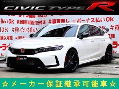 CIVIC　シビック　TYPE R レーシングブラックパッケージ　＂6MT＂登録済未使用車＂人気高いホンダスポーツカー🔥最大馬力３３０馬力のターボ車両🔥タイプＲ専用装備多数🎶フロントフェンダーアウトレット＆フロントスポイラー＆サイドシルガーニッシュ＆リアディフューザー装備済💎タイプＲ専用１０.２インチ大型デジタルグラフィックメーター採用🔦タイプＲ専用レカロシートで限界走行からロングドライブまで姿勢をしっかり保持🔥ＷＬＴＣモード（ｋｍ／Ｌ）１２.５ｋｍ／Ｌで燃費性能も抜群🍃🚗福岡店専用HPでも在庫確認可能‼✨【carlifegroup.fukuoka.jp/】で検索🕵️‍♂️