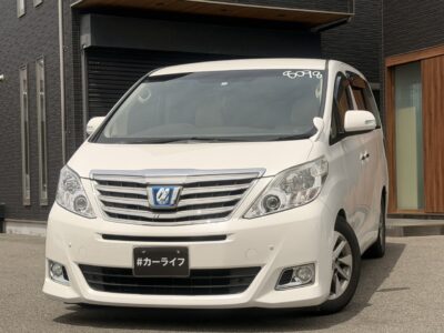 アルファード　HV　G　4WD　【総合評価優良車】 上位グレード「G」のアルファードハイブリッド🚗✨　TEIN車高調でローダウンされたスタイリッシュな車両です👍　8インチナビの大きな画面でバックカメラも見やすくなっております📷️🎵　前席電動シートで細かなシートポジションの設定が可能💺　キャプテンシート＆オットマンで後席はまるでファーストクラス💎　4WDで雪道もお任せ💨🌜大阪店専用HPも要チェック❗carlifegroup.jp で検索🕵️‍♂️　Instagram・Twitter・TikTokも随時更新中❗❗🌛《1年保証付》