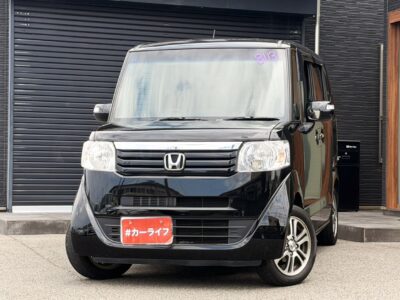 N-BOX　G　SSパッケージ　月々24,100円でお乗りいただける軽ハイトワゴン✨️　収納が多く、普段遣いに最適です👜　両側パワースライドドアでお子様の乗り降りもラクラク🚗✨ 純正ナビ&バックカメラで道案内も駐車も安心💫　 前後ドライブレコーダー搭載で万が一の時も映像でしっかり安心👍 ETCで高速もスムーズ🎵 　AUTOエアコンで快適ドライブ✌️　🌜大阪店専用HPも要チェック❗carlifegroup.jp で検索🕵️‍♂️　Instagram・Twitter・TikTokも随時更新中❗❗🌛《1年保証付》