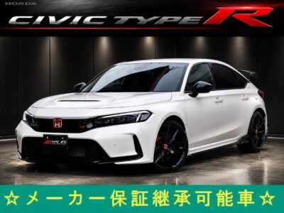 CIVIC　シビック　TYPE R レーシングブラックパッケージ　＂6MT＂登録済未使用車＂人気高いホンダスポーツカー🔥最大馬力３３０馬力のターボ車両🔥タイプＲ専用装備多数🎶フロントフェンダーアウトレット＆フロントスポイラー＆サイドシルガーニッシュ＆リアディフューザー装備済💎タイプＲ専用１０.２インチ大型デジタルグラフィックメーター採用🔦タイプＲ専用レカロシートで限界走行からロングドライブまで姿勢をしっかり保持🔥ＷＬＴＣモード（ｋｍ／Ｌ）１２.５ｋｍ／Ｌで燃費性能も抜群🍃🚗福岡店専用HPでも在庫確認可能‼✨【carlifegroup.fukuoka.jp/】で検索🕵️‍♂️