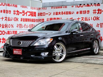 LEXUS　レクサス　LS460　バージョンSZ Iパッケージ　＂中期型＂【カスタム】【車検２年付】💎ロリンザー２１インチＡＷ＆純正フロントリップスポイラー＆社外２本出しマフラー＆社外エアサスキット装着済💎エアサスコントローラー付で簡単ローダウン🔥大解放のサンルーフ付🔥純正ＨＤＤマルチナビ🗾ＤＶＤ６連チェンジャー📀Ｂｌｕｅｔｏｏｔｈ🎶📱📞フルセグＴＶ内蔵型📺走行中映像視聴可能👀ホワイト本革エア―シート💺シートエアコン🌀＆全席シートヒーター🔥装備車🚘パドルシフトで簡単シフトチェンジ・スポーツモードもＯＫ🏁レクサスプレミアムサウンドで高音質も楽しめる🎉🚗福岡店専用HPでも在庫確認可能‼✨ 【carlifegroup.fukuoka.jp】で検索🕵️‍♂️