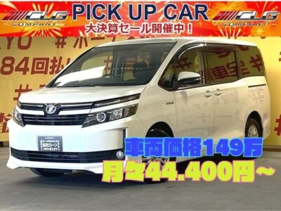 VOXY　ヴォクシーHV　V　【車検2年付】純正メモリーナビ🎶地デジフルセグTV＆DVD走行中視聴可能！＆Bluetoothでスマホから音楽再生可能です💖置くだけワイヤレス充電器機能付き😊　バックカメラ付きで安全に駐車可能📸　両側パワースライドドアで乗り降り&荷物の出し入れ等もラクラク✨　LEDヘッドライト&フォグランプで夜間でも明るく照らしてくれます🌞　スマートキー&プッシュスタートで楽々エンジンスタート！　車検2年付　🌛TOKYO店専用HPにて更新中✨carlifegroup.tokyo.jpで検索🕵️‍♂️🌛《1年保証》