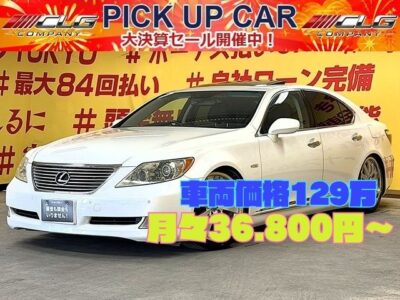 LEXUS　レクサス　ＬＳ４６０　バージョンC・Iパッケージ　【カスタム】【ムーンルーフ】　✨社外20インチAW＆ローダウンでカッコよく決まってます‼️🌈本革シート💺ムーンルーフ付きですので解放感抜群です✨前席パワーシート　シートヒーター＆クーラー付きですので１年中快適です😄　ステアリングヒーター装備　夜間でも明るいHIDヘッドライト　純正HDDナビ＆６枚収納DVD・人気オプションマークレビンソン１９スピーカー✨　駐車時に便利なクリアランスソナー装備💪　🌞嬉しい電動リアサンシェード&リアバニティーミラー付です💎🌛TOKYO店専用HPにて更新中❗ carlifegroup.tokyo.jpで検索🕵️‍♂️🌛