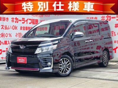 VOXY　ヴォクシー　ＺＳ煌　【特別仕様車】【車検２年付】　💎人気グレードＺＳ煌再入庫💎大画面😲アルパインビッグⅩ９インチメモリーナビ🗾ＤＶＤ📀Ｂｌｕｅｔｏｏｔｈ📞🎶フルセグ内蔵📺走行中映像視聴可能👀夜間も視界バッチリ💡ＬＥＤヘッドライト・フォグランプ装備💡燃費もＯＫ🍃アイドリングストップ付🍃両側パワースライドドア＆ワンタッチオープナー搭載・楽々開閉🚪７人乗りキャプテンタイプでウォークスルー自由自在😊🚗福岡店専用HPでも在庫確認可能‼✨ 【carlifegroup.fukuoka.jp/】で検索🕵️‍♂️