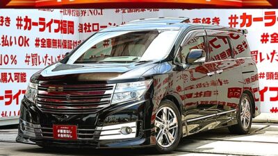 ELGRAND エルグランド ライダー 白本革シート仕様パワーシート【特別仕様車】【車検2年付】🔥ツインムーンルーフ付の専用エアロバンパー・スポーツマフラー・大型ルーフスポイラー装着車🔥フロントハーフスポイラー付🔥純正メーカーナビ🗾DVD💿Bluetooth📱🎶フルセグTV内蔵型📺走行中映像視聴可能👀高級感溢れるインパネ内装・白本革パワーシート装備💺!!パワーゲート機能付で女性でも開け閉め楽々✨7人乗りキャプテンシート・オットマン機能付💎リアプライベートシアターシステム/純正電動フリップダウンモニターで余裕のくつろぎ空間💎アラウンドビューモニターで周囲の安全確認も一目稜線👀☕Hot&CoolBOX装備🥤納車時新品タイヤ装着🌈🚗福岡店専用HPでも在庫確認可能‼✨ 【carlifegroup.fukuoka.jp/】で検索🕵️♂️