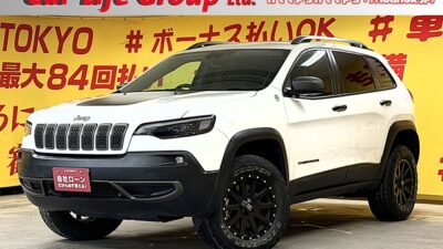 JEEP CHEROKEE ジープチェロキー トレイルホーク【カスタム】【4WD】【車検2年付】人気のKMX XD818ヘイスト(サテンブラック)17インチAW&オールテレーンタイヤ装着‼️リフトアップされてカッコイイです😍ブランドの伝統である高い悪路走破性ができるSUVです✨過酷なオフロード試験をクリアした証である「Trail Rated」バッジを獲得✨専用の足回りやローギアを備えた4WDシステムを搭載🔥💎自動ブレーキ&安全装備が充実です😍🔥第4世代Uconnect 純正ナビ(ラジオ フルセグTV Bluetooth AUX USB)📞Apple Car Play📱🔥上品で高級感のある黒ハーフレザー&パワーシート💺豪華な人気オプション装備のパワーバックドア装着車でお荷物の出し入れラクラクです🎵🌛TOKYO店専用HPにて更新中❗ carlifegroup.tokyo.jpで検索🕵️♂️🌛