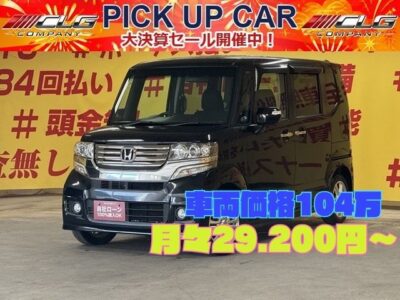 N-BOXカスタム　G・Lパッケージ【車検２年付】💎走行6万ｋｍ台低走行車両💎月々2万円台～OK👌両側スライド・左側パワースライドドアで乗り降りも楽々🌈ストラーダSDナビ🗾フルセグ・Ｂｌｕｅｔｏｏｔｈ可能🎶コンパクトなのに室内広々で家族でのお出かけにもドライブにもぴったり🚗✨高い天井で乗り降りも荷物の積み込みも楽々🎶後席はフルフラットにできるので大きな荷物を積むのも便利です🙌カタログ燃費ＪＣ０８モード２４．２ｋｍ／Ｌの低燃費🍃　🌜TOKYO店専用HPにて随時更新中❗ carlifegroup.tokyo.jpで検索🕵️‍♂️🌛《1年保証付》