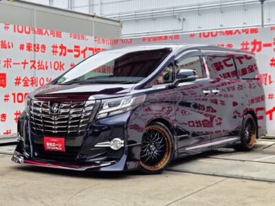 ALPHRD　アルファード　3.5SA　【カスタム】【車検２年付】💎大人気ＢＩＧミニバン💎モデリスタフルエアロ＆ダウンサス＆シュタイナーＦＴＸ２０インチＡＷ装着済💎オプションカラー＂スパークリングブラックパールクリスタルシャイン＂ＪＢＬプレミアムサウンドシステム付🎶純正９インチＳＤナビ🗾ＤＶＤ💿Ｂｌｕｅｔｏｏｔｈ🎶📱📞フルセグＴＶ内蔵型📺走行中映像視聴可能👀純正フリップダウンモニター付でリアのエンタメも充実🌈スーパーロングスライドシート💺助手席にはチャイルドシートも簡単装着👶クルーズコントロールで長距離は楽々追尾運転🚗７人乗り・レザー調シートカバー付のキャプテンシート💺両側パワースライドドア機能付で誰でも楽々開閉🔘月々６万円台～ＯＫ🚗福岡店専用HPでも在庫確認可能‼✨【carlifegroup.fukuoka.jp/】で検索🕵️‍♂️
