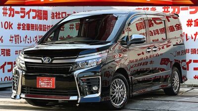 VOXY ヴォクシー ハイブリッドZS煌Ⅱ【特別仕様車】💎カタログ燃費JC08モード・23.8km/L🍃ワンオーナー車😲純正9インチSDナビ🗾DVD📀Bluetooth📞🎶フルセグ内蔵📺走行中映像視聴可能👀夜間も視界バッチリ💡LEDヘッドライト・LEDフォグランプ装備💡燃費もOK🍃アイドリングストップ付🍃両側パワースライドドアー搭載・楽々開閉🚪7人乗りキャプテンタイプでウォークスルー自由自在😊運転支援・LDA/衝突軽減ブレーキ機能も装備🌈大画面アルパインフリップダウンモニター装着済📺🚗福岡店専用HPでも在庫確認可能‼✨ 【carlifegroup.fukuoka.jp/】で検索🕵️♂️