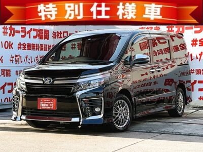 VOXY　ヴォクシー　ハイブリッドＺＳ煌Ⅱ【特別仕様車】💎カタログ燃費ＪＣ０８モード・２３．８ｋｍ／Ｌ🍃ワンオーナー車😲純正９インチＳＤナビ🗾ＤＶＤ📀Ｂｌｕｅｔｏｏｔｈ📞🎶フルセグ内蔵📺走行中映像視聴可能👀夜間も視界バッチリ💡ＬＥＤヘッドライト・ＬＥＤフォグランプ装備💡燃費もＯＫ🍃アイドリングストップ付🍃両側パワースライドドアー搭載・楽々開閉🚪７人乗りキャプテンタイプでウォークスルー自由自在😊運転支援・LDA/衝突軽減ブレーキ機能も装備🌈大画面アルパインフリップダウンモニター装着済📺🚗福岡店専用HPでも在庫確認可能‼✨ 【carlifegroup.fukuoka.jp/】で検索🕵️‍♂️