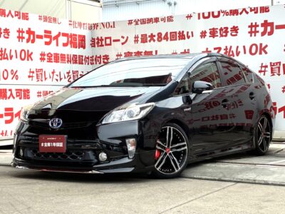 PRIUS　プリウス　S　後期型【カスタム】✨低燃費ハイブリッド人気Ｎｏ.１カスタム車両入荷‼️社外3点ハーフスポイラー・車高調ローダウン・SHALLEN18インチAW・ガナドールマフラー✨カタログ燃費・ＪＣ０８モード３０．４ｋｍ／Ｌ🍃アルパイン9インチＳＤナビ🗾CD・DVD・SD再生💿Bluetoothオーディオ接続📞📱🎶フルセグＴＶ内蔵📺走行中映像視聴可能👀ステアリングリモコンで楽々操作🌈駐車も安心バックカメラ📹個性的なエレクトリックシフトスイッチ📹納車時新品タイヤ装着🌈車検２年付🚗福岡店専用HPでも在庫確認可能‼✨ 【carlifegroup.fukuoka.jp/】で検索🕵️‍♂️