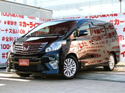 ALPHRD　アルファード　２４０S　後期型　💎ミニバンの王道・アルファード！！🤩💎🌟純正HDDナビ🗾ＣＤ・ＤＶＤ・ＳＤ💿Bluetoothオーディオ接続🎶📞フルセグＴＶ内蔵型📺駐車時に安心のバックカメラつき✨前後コーナーセンサーで狭い道でも衝突回避✨２列目オットマン付キャプテンシート＆フリップダウンモニター＆Wエアコンでリアも快適空間🍃両側パワースライドドア🚪レザー調シートカバー（CLazzio)装着💺納車時新品タイヤ装着🛞🌈🚗福岡店専用HPでも在庫確認可能‼✨ 【carlifegroup.fukuoka.jp/】で検索🕵️‍♂️