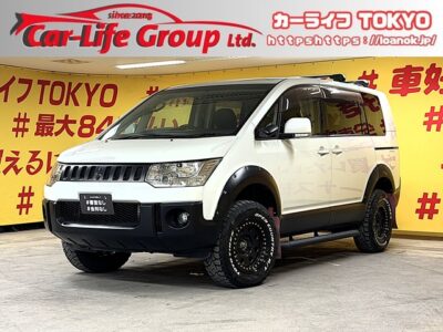 DELICA　デリカD5　Gプレミアム【カスタム】【4WD】【車検２年付】社外１６インチAW＆ホワイトレタータイヤ装着🚙Giギアオーバーフェンダー＆サイドステップ‼️MKWマッドプラップ‼️社外リフトアップコイル装着済💫パートタイム式４WDで自由自在に2WD・4WDの切り替えが可能🤙純正ＨＤＤナビ🗾CD・ＤＶＤ💿左サイドカメラ＆バックカメラ付で安心して車庫入れができます👀8人乗りで大人数でのキャンプやアウトドアにピッタリの1台⛺✨魅力的なカスタム装備豊富😍両側電動スライドドア付で乗り降り楽々‼️　TOKYO店専用HPにて更新中❗ carlifegroup.tokyo.jpで検索🕵️‍♂️🌛