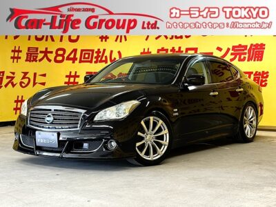 FUGA　フーガHV　【車検２年付】　人気のフーガHVカスタムが入庫😎プラチナプラン保証1年付✨セダンの本質的な魅力である👀快適な走行、ボディラインの美しさの最高峰を追求したフーガ💨純正HDDナビ🗾ＤＶＤ📀Ｂｌｕｅｔｏｏｔｈ🎶📱フルセグＴＶ内臓型📺走行中映像視聴可能👀純正オプションバンパーを装備⚡レザー&パワーシートや内装は木目パネルで高級感のある車内でさすが高級セダン✨　バック&サイドカメラ搭載❗走行中も駐停車も安心してお乗り頂けます👏🍃月々2万円台～OK❗🌜TOKYO店専用HPにて更新中❗ carlifegroup.tokyo.jpで検索🕵️‍♂️🌛《1年保証付》