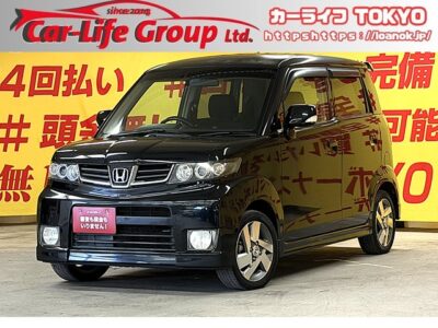 ZEST_SPARK　ゼストスパーク　Ｗターボ【車検2年付】ホンダが誇るカッコいい魅力的なゼストが入庫致しました🎵鋭い眼光を表現したプロジェクタータイプのHIDヘッドライトや大開口のフロントバンパーなど精悍で迫力あるエクステリアデザイン✨さらに大型リアスポイアラーでスポーティさをより一層引き立たせています‼️✨人気のターボ車で高速道路でもストレスなくスムーズに走行かつ爽快です😍😆リアシートを床下に格納（ダイブダウン）できるため、大きな荷物や折りたたみ自転車も余裕で積み込めます👀💡HIDヘッドライト＆LEDフォグランプで夜間も明るく安全走行🚗TOKYO店専用HPにて更新中❗ carlifegroup.tokyo.jpで検索🕵️‍♂️