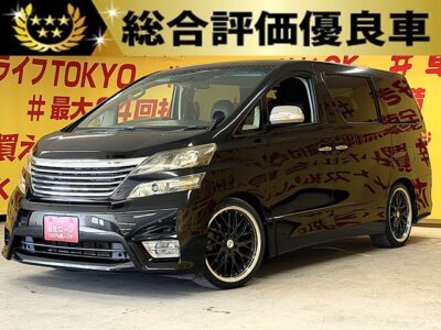 VELLFIRE　ヴェルファイア　2.4Zプラチナセレクション【総合評価優良車】【特別仕様車】【カスタム】【車検2年付】61,000㎞台のカスタムのヴェルファイア入庫😍✨注目を集めるロクサーニ マルチフォルケッタ20インチAW＆TEINダウンサスにてローダウン仕様✨社外フロントグリルにてカッコよく決まってます😆🎶純正7型SDナビ・フルセグTV・CD・DVD・Bluetooth🎶＆バックカメラ＆純正16.2型後席モニター🖥️ウォークスルー・キャプテンシート専用シートカバー装着💺オットマンなど高級感溢れる室内😊両側パワースライドドア＆パワーバックドアも装備‼️HIDヘッドライト＆LEDフォグランプで夜間も明るく安全走行🚗TOKYO店専用HPにて更新中❗ carlifegroup.tokyo.jpで検索🕵️‍♂️