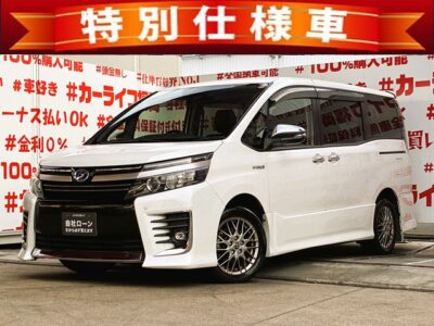 VOXY　ヴォクシー　ハイブリッドＺＳ煌Ⅱ【特別仕様車】【車検2年付】💎純正９インチＳＤナビ🗾CD・DVD・SD再生📀Bluetoothオーディオ接続📞🎶地デジフルセグTV📺カタログ燃費ＪＣ０８モード・２３．８ｋｍ／Ｌ🍃夜間も視界バッチリ💡ＬＥＤヘッドライト・ＬＥＤフォグランプ装備💡両側パワースライドドアー搭載・楽々開閉🚪７人乗りキャプテンタイプでウォークスルー自由自在😊大画面純正フリップダウンモニター装着🖥️運転支援・LDA/衝突軽減ブレーキ機能も装備👌納車時新品タイヤ装着🛞🌈🚗福岡店専用HPでも在庫確認可能‼✨ 【carlifegroup.fukuoka.jp/】で検索🕵️‍♂️